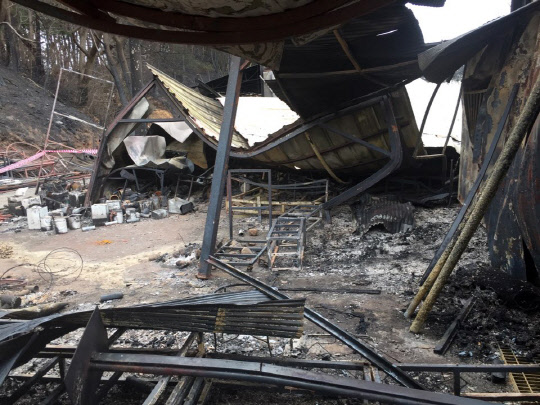 '어디부터 손대야 하나…'      (고성=연합뉴스) 홍창진 기자 = 강원산불 사흘째인 6일 오전 속초시 장사동 일대 피해 현장이 폐허로 변해 있다 2019.4.6      realism@yna.co.kr  (끝)